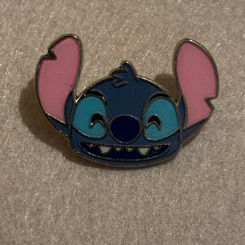 Disney Stitch happy face pin